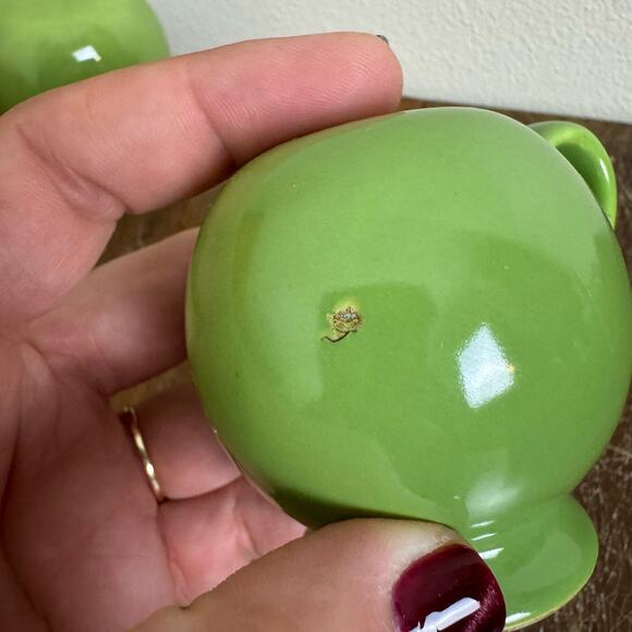 Vintage Ceramic Pale Green Handled Rounded Salt and‎ Pepper Shakers - Picture 4 of 9